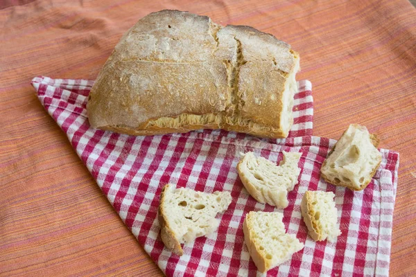 Frans Brood Met Buurt Van Enkele Kleine Stukjes Van Het — Stockfoto