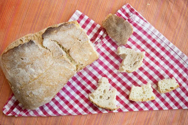 Frans Brood Met Buurt Van Enkele Kleine Stukjes Van Het — Stockfoto