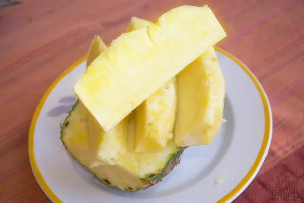 Haldy Čerstvé Plátky Ananasu Bílé Misce — Stock fotografie