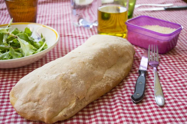 Zelfgemaakte Lange Brood Brood Een Gedekte Tafel — Stockfoto