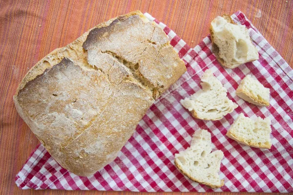 Frans Brood Met Buurt Van Enkele Kleine Stukjes Van Het — Stockfoto