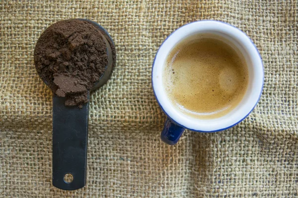次にエスプレッソ コーヒーのカップのコーヒーのスクープされて測定 — ストック写真