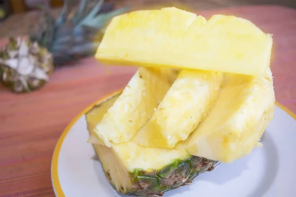 Haufen Frisch Geschnittener Ananas Einer Weißen Schüssel — Stockfoto