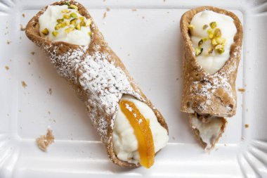 Sicilya böreği ya da cannolo.