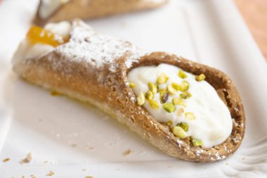 Sicilya böreği ya da cannolo.