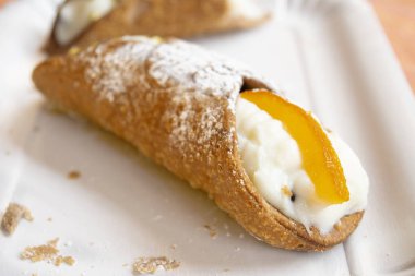 Sicilya böreği ya da cannolo.