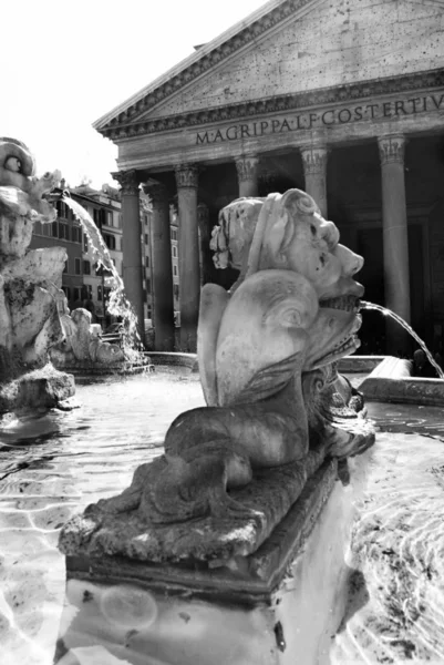 Blick in Schwarz-Weiß auf das Pantheon in Rom — Stockfoto