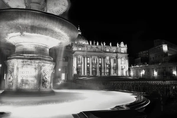 Bernini fontein in Vaticaanstad. zwart-wit — Stockfoto