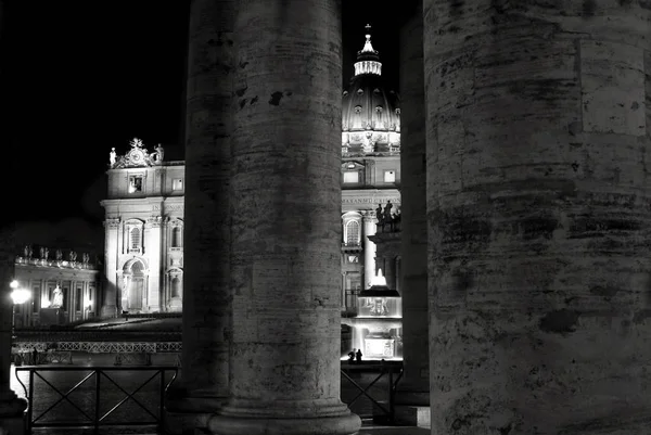 Roma 'daki Aziz Peter Bazilikası. siyah ve beyaz — Stok fotoğraf