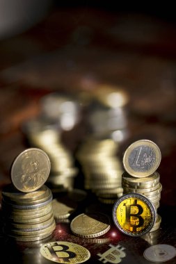 Klasik para ve bitcoin ile modern ekonomi