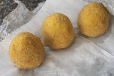 Sokak yemekleri: kızarmış Sicilya arancini.