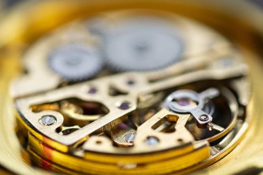 Eski bir saatin mekanizması.