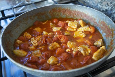 Balık yahnisi hazırlıyorum.