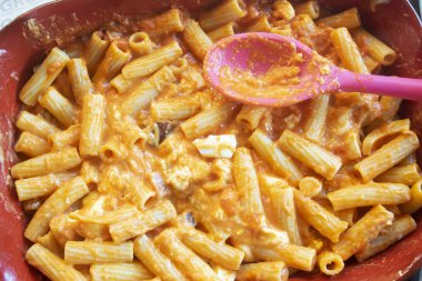 Pastırmalı, yumurtalı makarna.