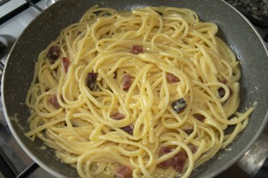 Gricia spagettisi hazırlıyorum.