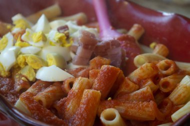 Makarna omleti hazırlıyorum.