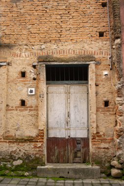 Terk edilmiş bir evin eski ana kapısı.