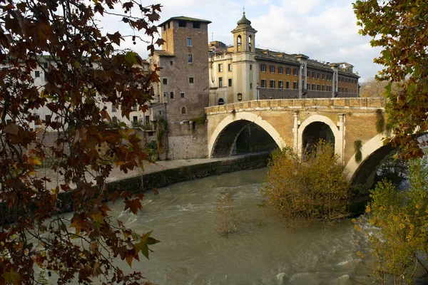 Sublicio bro och tiber floden i Rom — Stockfoto