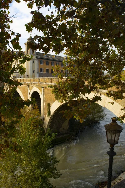 Puente sublicio y río Tíber en Roma — Foto de Stock