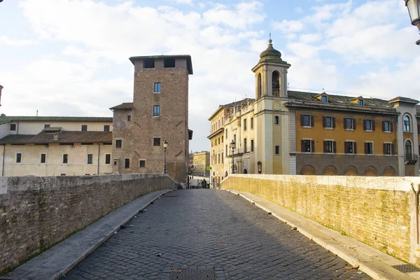 Tiberina island and fabricio bridge on tiber river — Stock Photo, Image