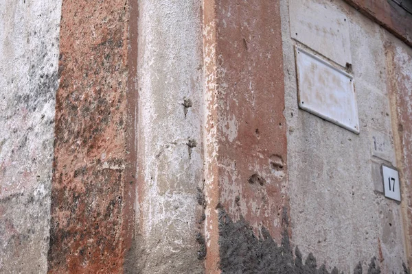 Muur van een oud vervallen huis — Stockfoto