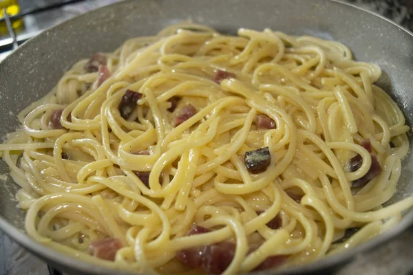 Préparation de gricia spaghetti — Photo