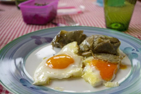 Fried eggs with artichokes — 스톡 사진