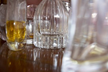 Parfüm şişeleriyle ışık çal 