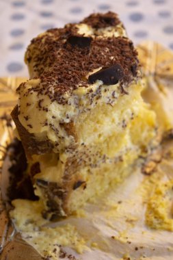 Bir dilim kremalı sünger keki.