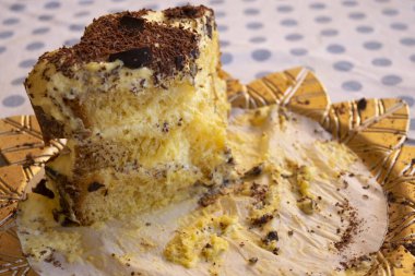 Bir dilim kremalı sünger keki.