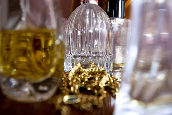 香水瓶でライトを再生する — ストック写真