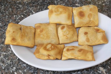 Kızarmış İtalyan tatlı ricotta ravioli ve krema şekeri.
