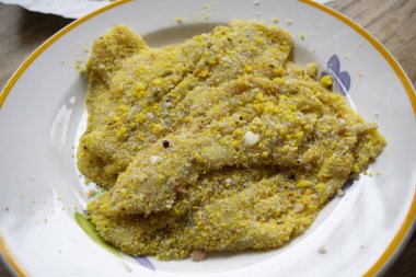 Ekmek kırıntısı ve yumurtayla kaplanmış taze pilav filetoları.