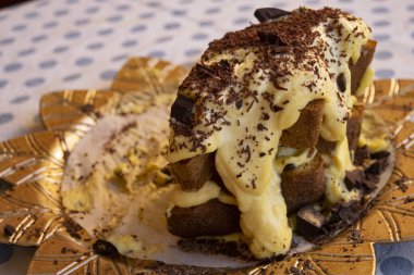 Chantiilly kremalı ve çikolatalı ev yapımı kek artıkları.