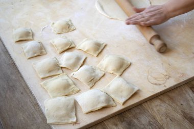 Evde ravioli hazırlıyorum.