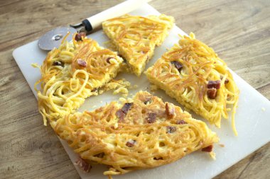 Makarna omleti spagetti ve benekten yapılır.