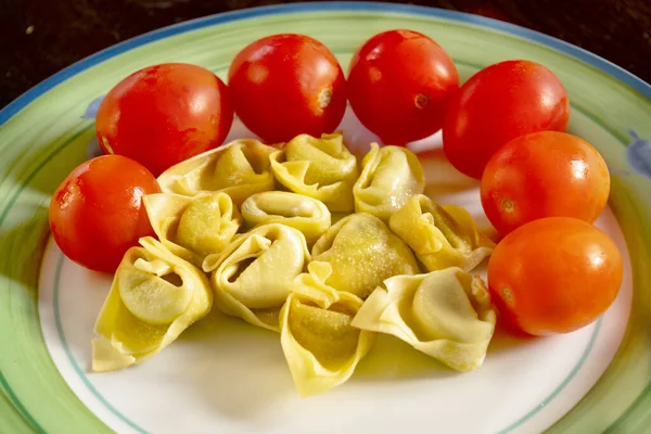 Tortellini Rellenos Con Tomates Pachino Frescos —  Fotos de Stock