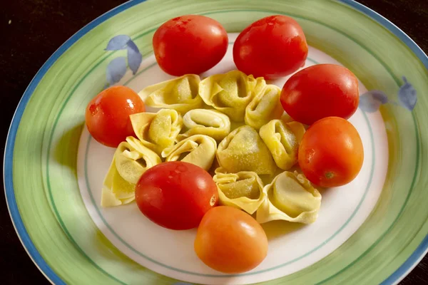 Tortellini Cheio Com Tomates Pachino Frescos — Fotografia de Stock