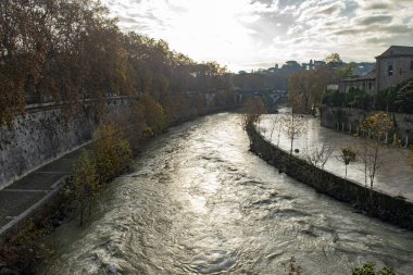 Tiber nehri ile Roma 'daki Tiber Adası