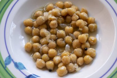 Haşlanmış nohut çorbası tabakta servis edilir.