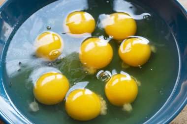 Omlet hazırlamak için tabakta kabuklu yumurta.