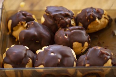 Çikolata kaplı ev yapımı profiterol choux.