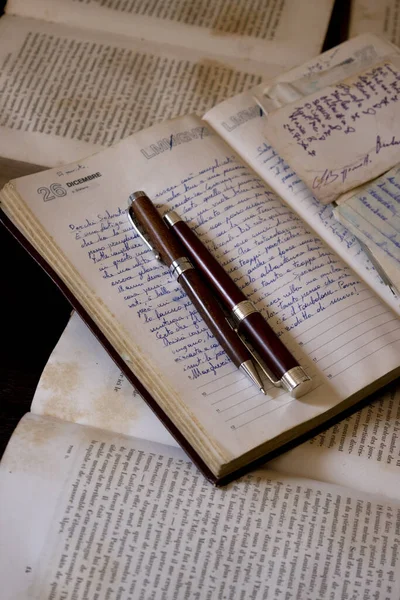Antika Handskrivna Brev Och Agenda Med Gamla Böcker — Stockfoto