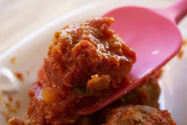 用番茄酱煮的牛肉肉丸子 — 图库照片
