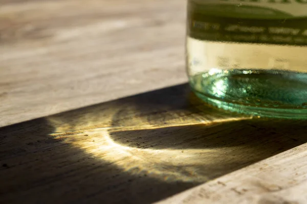 Spelen Van Licht Schaduwen Door Zonnestralen Een Witte Wijnfles — Stockfoto