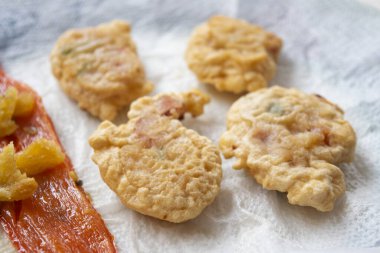 Kabak çiçeklerinden yapılmış kızarmış börekler.