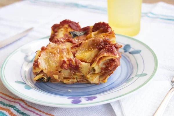 Porce Italských Lasagní Plněním Masové Omáčky Ragu — Stock fotografie