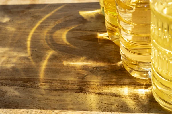 Odbicia Światła Żółtego Wykonane Promieni Słonecznych Butelek Oleju — Zdjęcie stockowe