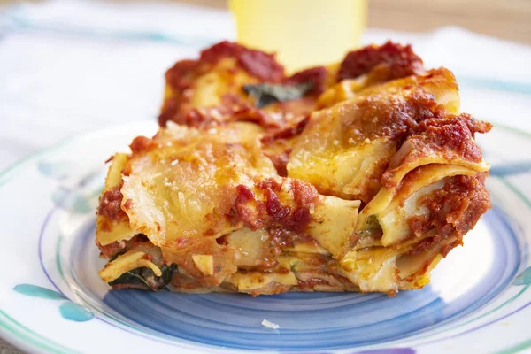 Portie Italiaanse Lasagne Met Vulling Van Vleesragusaus — Stockfoto