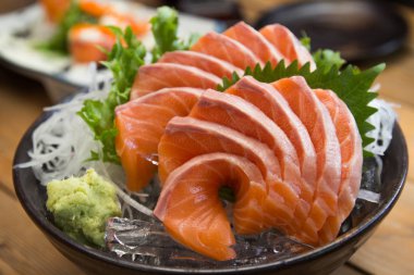 Yakın çekim Japon balığı somon vurdu.